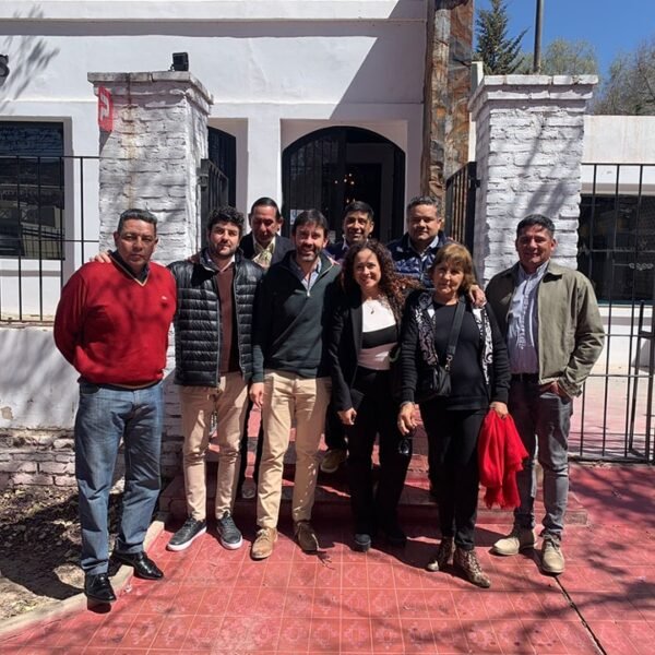 FELIPE ALVAREZ JUNTO A COMERCIANTES EN CHILECITO